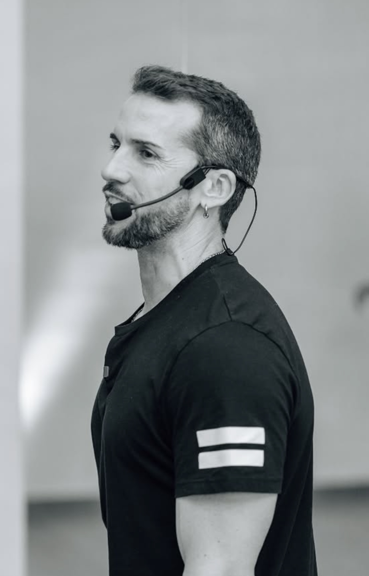 Ivan Ortega dando clase con micrófono en IO Dance Valencia